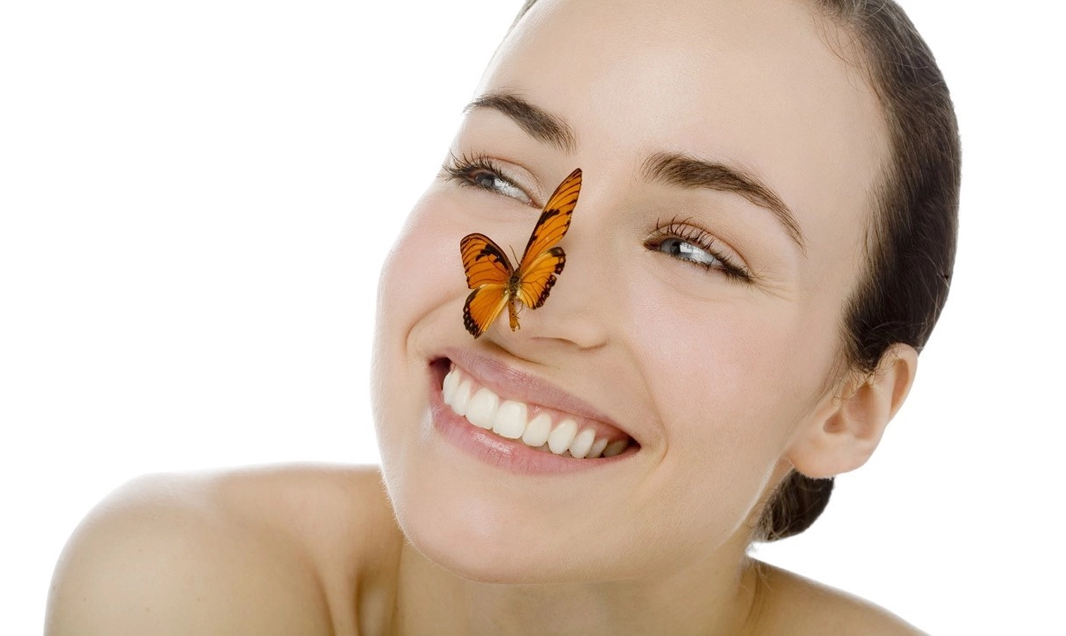 Zahnarzt Benda - Zahnarztpraxis - eine Frau mit einem Schmetterling auf der Nase. Das Bild ist ein beliebtes Stockfotos, das von vielen verschiedenen Quellen verwendet wird, und der Schmetterling scheint ein Monarchfalter zu sein.