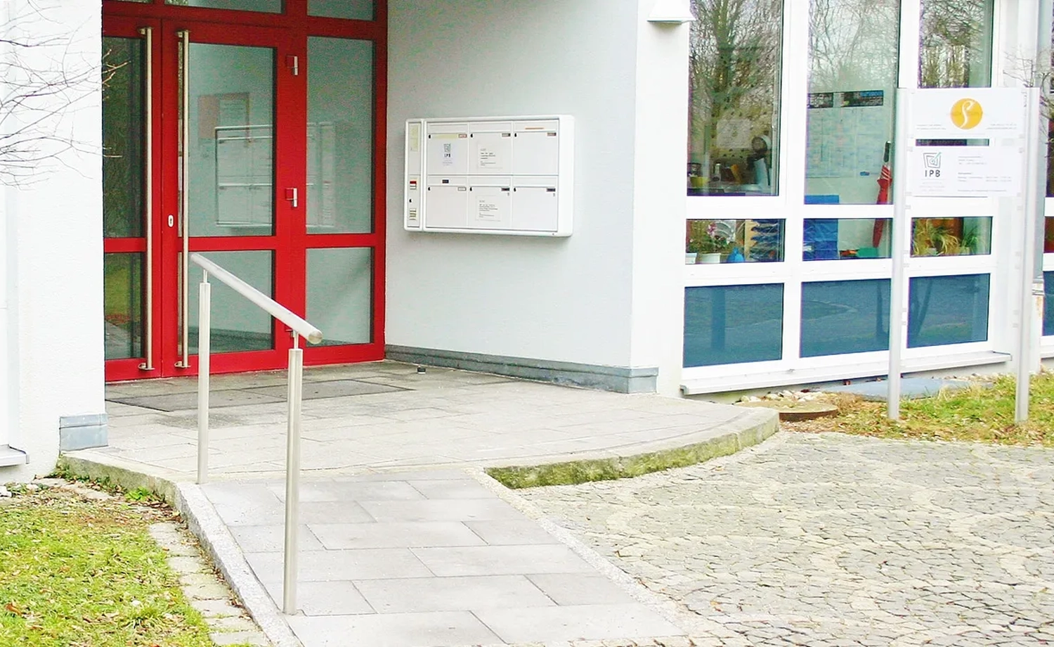 Zahnarzt Benda - Zahnarztpraxis - der Eingang zum Kindergarten Marienbader Weg im Böblinger Stadtteil Hinterweil.