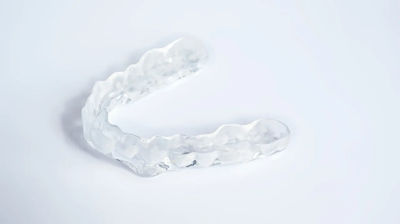 Zahnarzt Benda - Zahnarztpraxis - Zahnarzt Zahnschiene bei nächtlichem Knirschen oder zur Zahnstellungskorrektur beim Kieferorthopäden